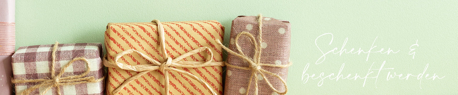 Colorful,Gift,Boxes,On,Wooden,Table.,Green,Wall,Background Gutschein Header Text Hotel Crystal Tirol Kitzbuehel St Johann Austria Alpen Urlaub | Gutscheine | Hotel Crystal